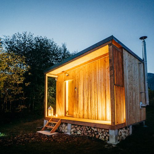 Vysvietená lesná sauna v prírode